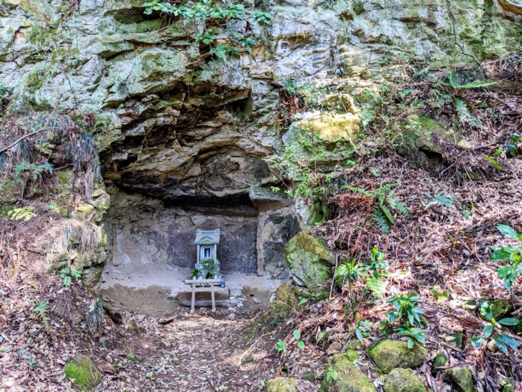 A Quiet Trail With a Tiny Shrine